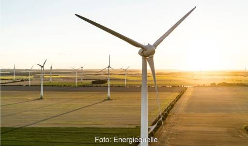 Im Bild ein Windpark von Energiequelle, auf der WindEnergy in Hamburg zeigt das Unternehmen sein Referenzprojekt energieautarkes Dorf Feldheim.
