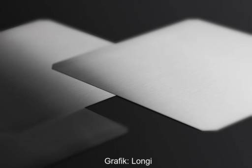 zwei hellgraue, viereckige Scheiben - Siliziumwafer von Longi.