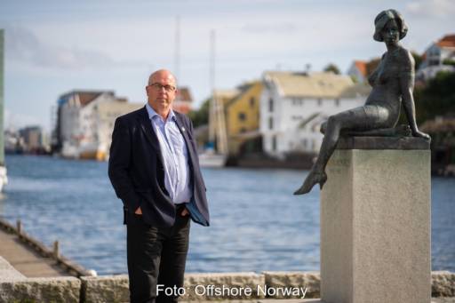 Mann mit Anzug vor Wasser neben Statue - Arvid Nesse vom Verband Offhore Norway aus Norwegen