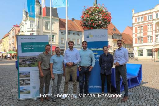 Gruppenfoto auf einem Marktplatz - Energiequelle und Enertrag gründen Grünstrom Lausitz