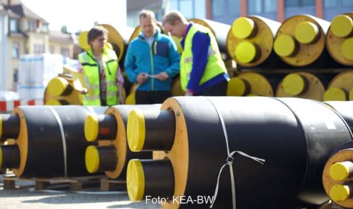 Im Bild Nahwärmerohre vor Menschen als Symbol für Energieliefer-Contracting.
