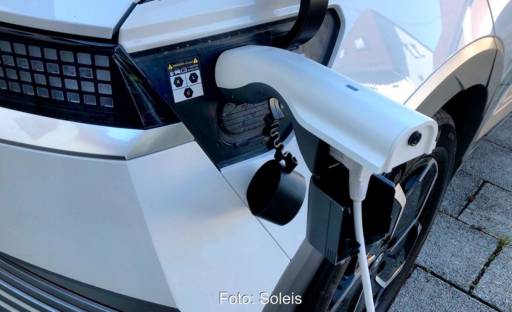 Im Bild der Stecker, der den Minitower4car von Soleis mit dem E-Auto verbindet.