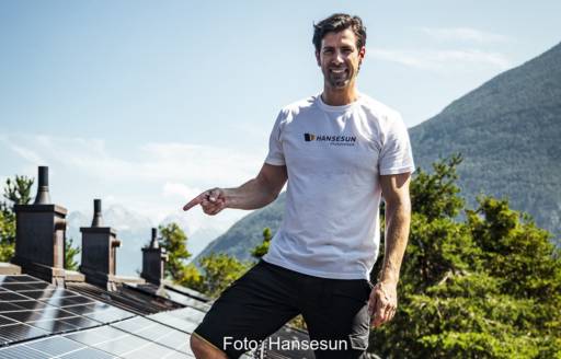 Im Bild Hansesun-Markenbotschafter Joachim Puchner auf dem Dach bei der Photovoltaik-Anlage vom SOS-Kinderdorf Tirol.