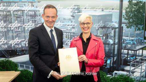 Im Bild Verkehrsminister Volker Wissing und DLR-Vorstandvorsitzende Prof. Dr.-Ing. Anke Kaysser-Pyzalla beim Baustart für die Technologieplattform Power-to-Liquid-Kraftstoffe in Leuna.