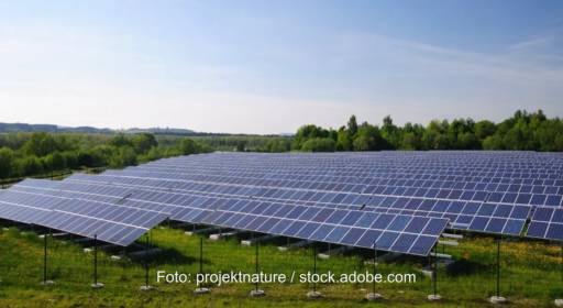 Im Bild eine Photovoltaik-Freiflächenanlage, für die NRW im Programm progres.nrw Fördergelder zur Verfügung stellt.