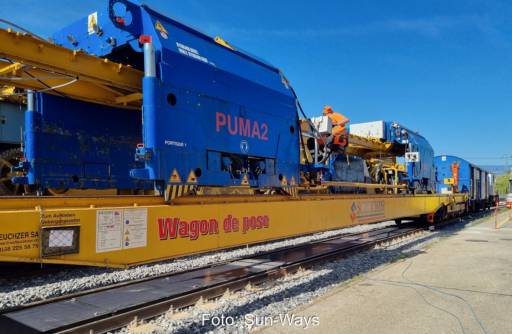 Im Bild die eigens entwickelte Bahnmaschine, die die Photovoltaik-Module des Schweizer Start-up Sun-Ways zwischen Bahngleisen verlegen kann.