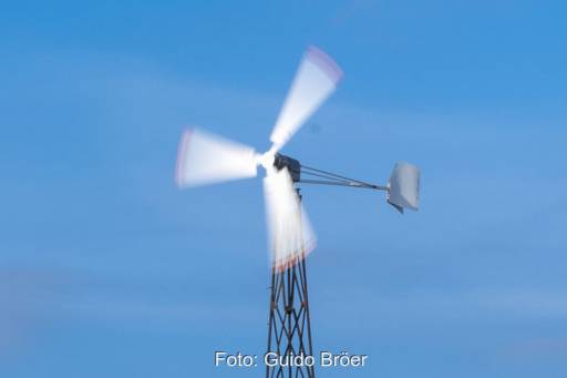 Kleinwindkraftanlage in flotter Drehung