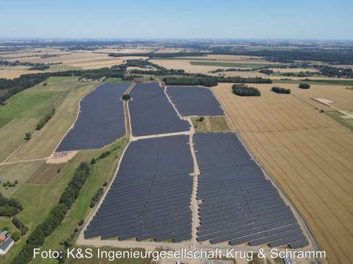 Luftbild eines PV-Parks umgeben von Äckern udn Wiesen.