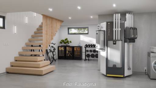 Hexagonal gebaute Heizzentrale im Keller eines Eigenheims.