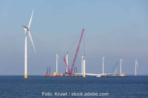 Bau von Offshore-Windanlagen auf See.