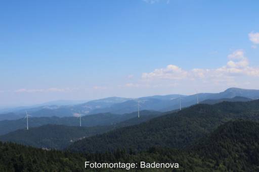 Fotomontage zeigt fünf Windkraftanlagen auf mit Wald bewachsenen Höhenzügen.