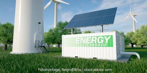 Fotomontage zeigt Speicher mit Wind- und Solaranlagen.