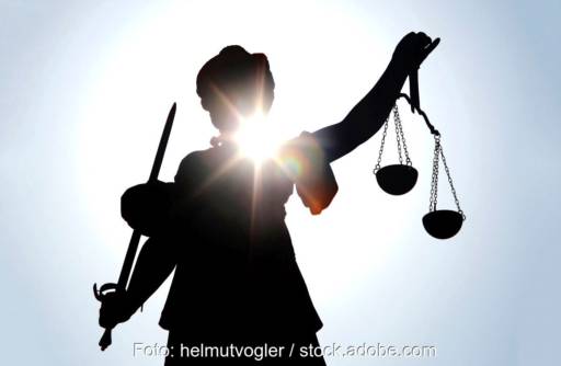 Statue der Justitia im Sonnenschein