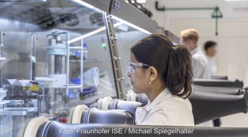Im Bild ein Frau, die an einer Glove-Box im Solid State Batterielabor im Zentrum für elektrische Energiespeicher des Fraunhofer ISE arbeitet.