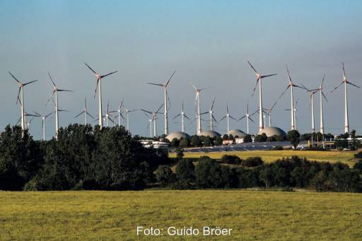 Im Vordergrund Felder, im Hintergrund Windkraft- und Biogasanlagen