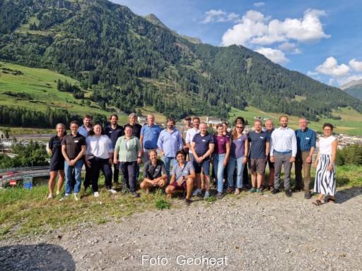 Eine Gruppe Menschen vor einem Bergpanorama - Kickoff für Geothermie-Projekt Geoheat.