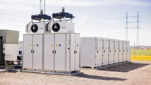 Weiße Elektroschränke unter freiem Himmel- Batterie in Schweden,, die für Flower Flexibilität bereitstellt.