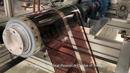 Im Bild eine Rolle-zu-Rolle-Verarbeitung von flexiblen Perowskit-Solarzellen, das Fraunhofer FEP entwickelt Beschichtungs- und Prozesstechnologien.