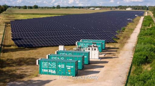 Im Bild eines der Hybrid-Kraftwerke aus Batteriespeicher und Photovoltaik, die Tricera mit den Speichermodulen ausgestattet hat.
