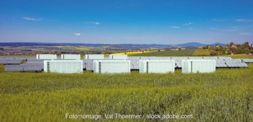 Photovoltaikpark mit mehreren weißen Batteriespeichern - vermutlich Fotomontage