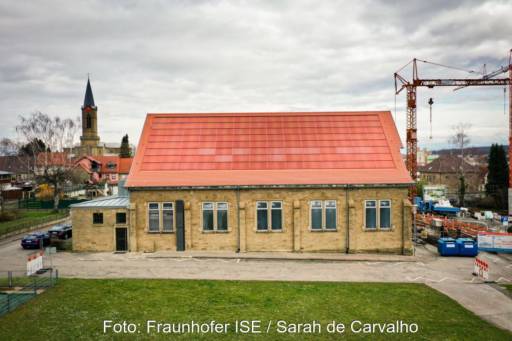 Rot eingefärbte Solarmodule, integriert in ein rotes Dach eines historischen Gebäudes in Eppingen.