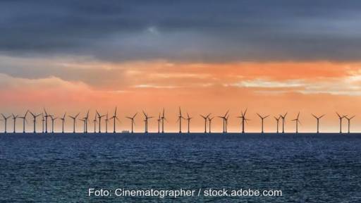 Offshore-Windpark im Abendlicht - der Ausbau der Offshore Windenergie nimmt Fahrt auf.