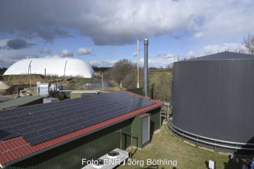 Energiehof mit Biogas-Fermenter, Gasspeicher und Photovoltaik auf Scheunendach.