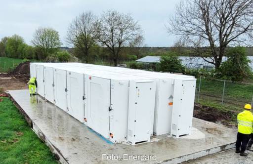 Großer Batteriespeicher im Container auf betoniertem Grund.