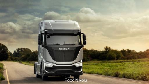 Ein Nikola-Sattelzug mit Brennstoffzellen auf der Straße.