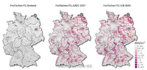 Grafik zeigt drei Deutschlandkarten in Grau- und Rottönen, Verteilung der Photovoltaik-Freiflächen-Anlagen,Darstellung für Netzentwicklungsplan.