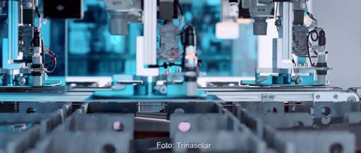 Fertigungsstraße für Solarzellen in Nahaufnahme - Wirkungsgradrekord bei Trinasolar.