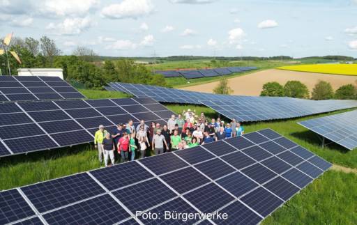 Im Bild Menschen im Solarpark, die Bürgerwerke Beteiligungs GmbH soll Photovoltaik-Freiflächenanlagen realisieren.