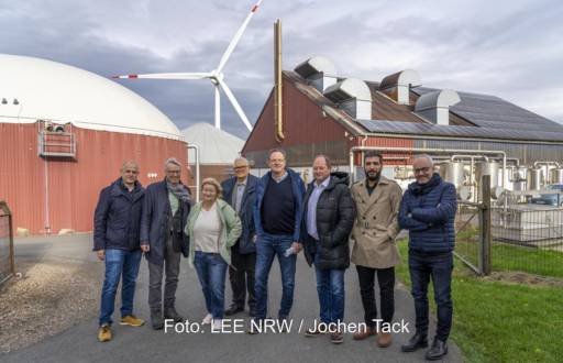 Im Bild Menschen, die sich zum Thema „Biogasanlagen flexibel steuern“ vor Ort informieren.