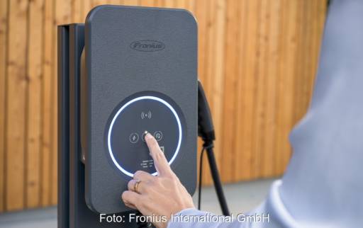 Der Fronius Wattpilot Flex wird direkt über Touchbuttons oder via App per Smartphone und Eine Hand bedient den Fronius Wattpilot Flex.