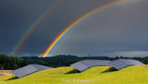 Im Bild ein Photovoltaik-Solarpark unter Regenbogen von R.Power, das Unternehmen liefert Solarstrom an H&amp;M.