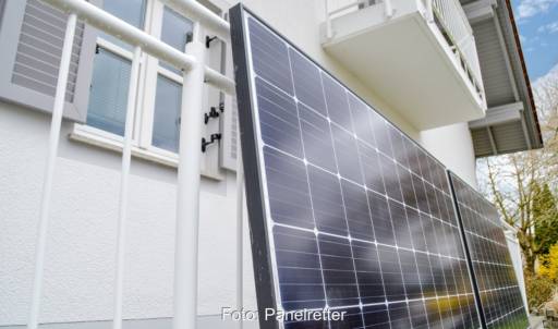 Balkonkraftwerk von Panelretter, das Secondhand-Solarmodule enthält.