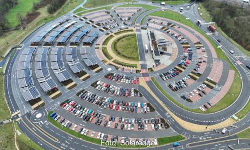 Im Bild ein großer Betrieb mit Photovoltaik-Anlage, Solaredge bietet Batteriespeicher für gewerbliche Photovoltaik-Anlagen an.