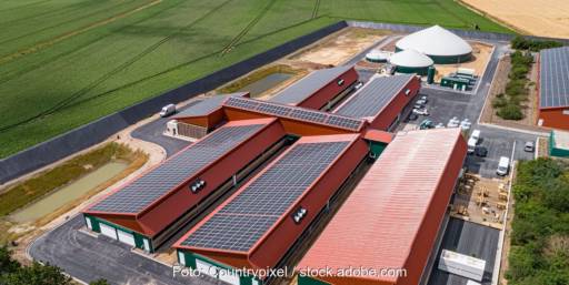 Im Bild eine Photovoltaik-Aufdachanlage und eine Biogasanlage, Ausschreibung für Solaranlagen auf Gebäuden und Biogasanlagen veröffentlicht.