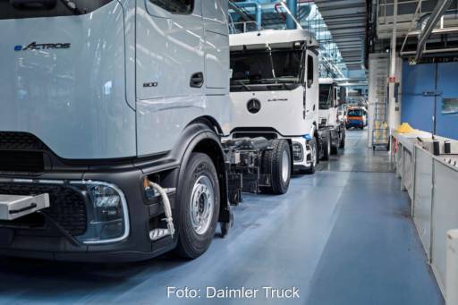 E-LKW von Daimler Truck in der Werkhalle.