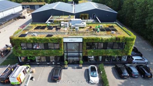 Drohnenaufnahme zeigt Gründach eines Gewerbegebäudes mit vertikal aufgestellten PV-Modulen.