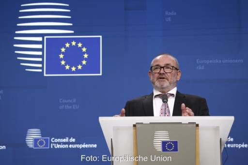 Ein Mann an Rednerpult vor Logo der Europäischen Union - Ungarns Energieminister Csaba Lantos.