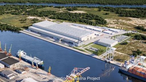 Blick von oben auf eine Fabrikhalle an einem Kanal - die neue Fabrik für Offshore-Windenergie-Türme von Windar in Stettin.