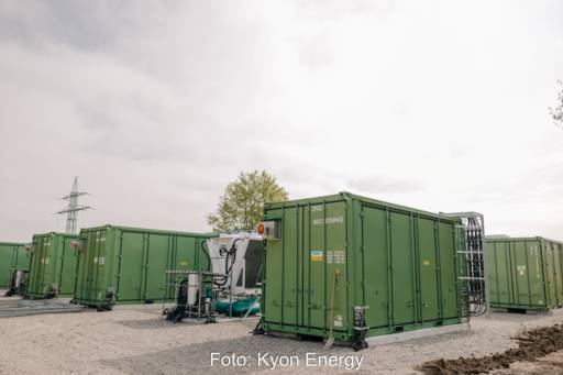 Mehre grüne Batteriecontainer unter freiem Himmel.