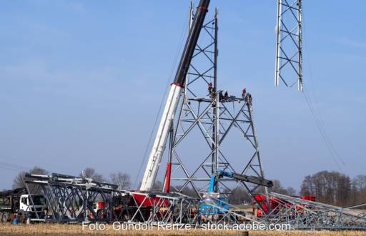 Im Bild ein Strommast im Bau, der Ausbau der Stromnetze geht voran.
