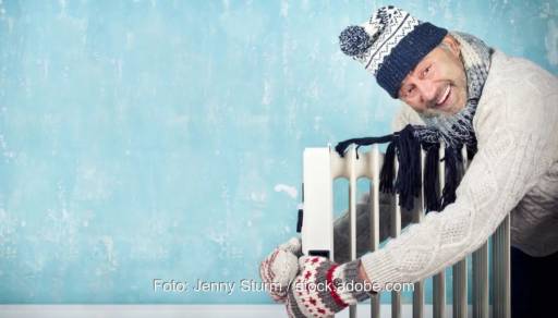 Im Bild ein Mann mit Elektroheizkörper, für die klimaneutrale Wärme in Ballungsräumen braucht es andere Lösungen.