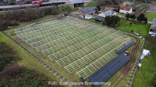 Im Bild die Bürgersolaranlage Kloster Lehnin, erste PV-Module stehen bereits.