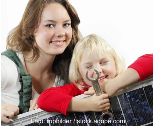 Im Bild eine Frau und ein Mädchen mit Schraubenschlüssel mit PV-Modul, NRW fördert mit der Meistergründungsprämie Frauen etwas stärker als Männer.