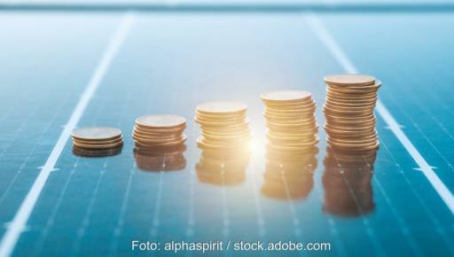Geldmünzen auf Photovoltaik-Modulen, Berenberg finanziert das Aufdach-Portfolio von Enviria.