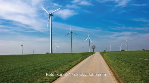 Windpark im Flachland auf grüner Wiese