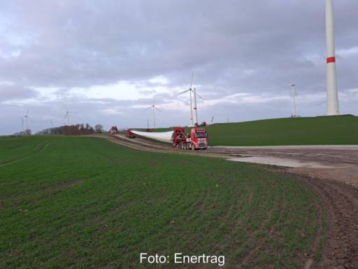Anlieferung von Rotorblättern auf einem LKW mit Hängern für einen Windpark.